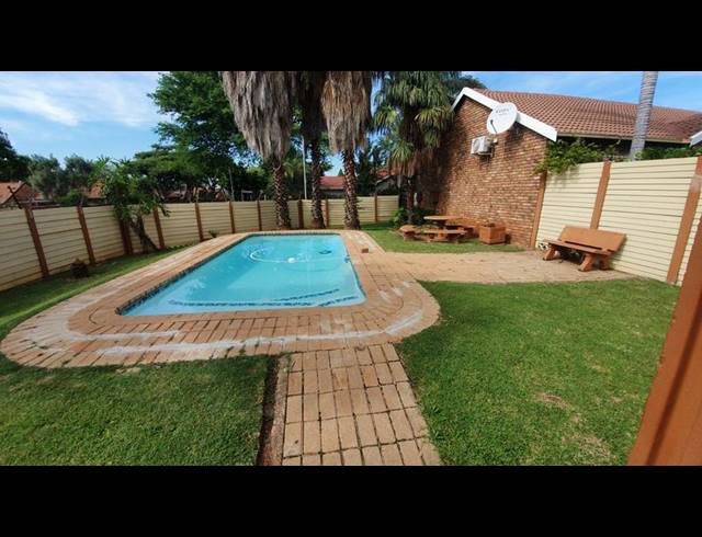 3 BEDROOM TOWNHOUSE FOR SALE IN SINOVILLE